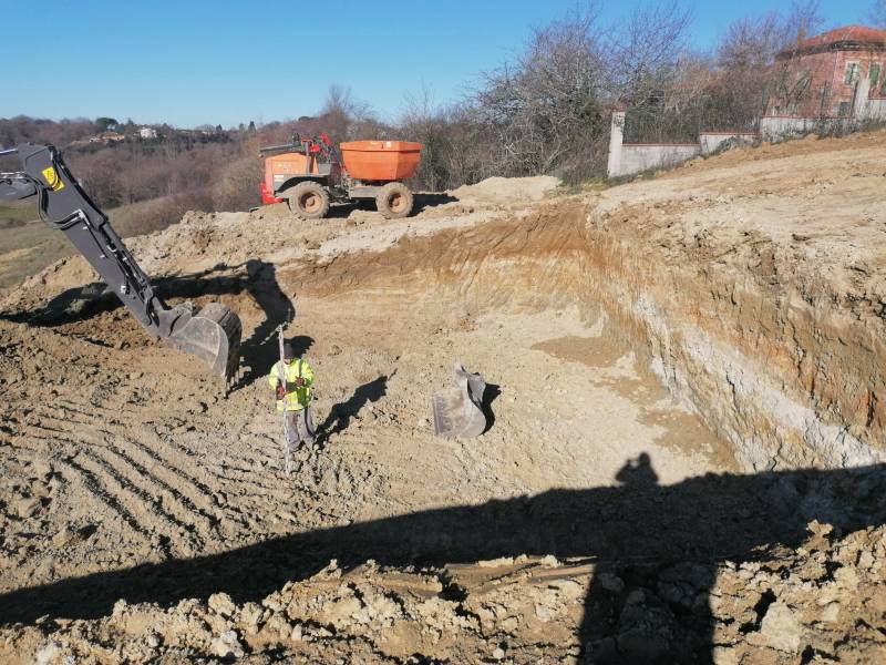 Terrassement sur terrain en pente pour construction d'une maison en sous sol à Saint Jean dans le 31